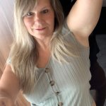 Overweight mature woman Sweet Susi takes nude selfies in her bedroom