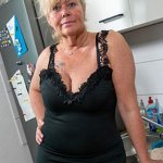 Abuela alemana con curvas Kiki se masturba en la cocina